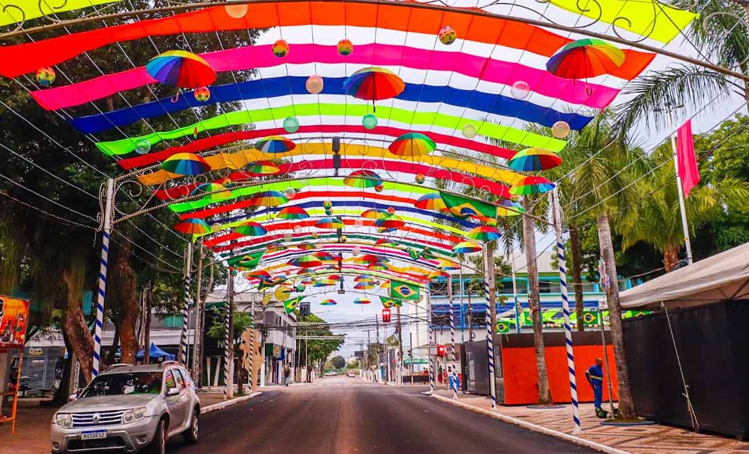 Entre glitter discreto, blocos tímidos e políticos animados, o Carnaval de Rio Branco quase vira “ensaio técnico”