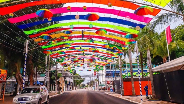 Entre glitter discreto, blocos tímidos e políticos animados, o Carnaval de Rio Branco quase vira “ensaio técnico”