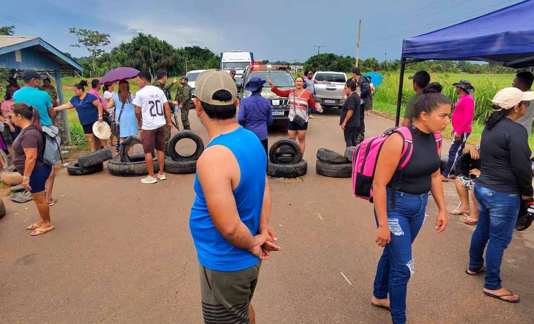 Manifestantes oferecem almoço a viajantes e caminhoneiros durante bloqueio da BR-364 em Feijó