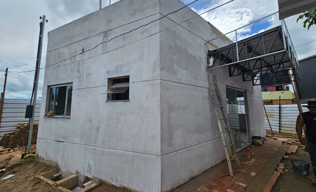 Deracre trabalha na conclusão de espaço destinado a mototaxistas em Porto Acre