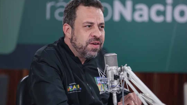 Acabar com a escala 6x1 é prioridade do governo, afirma Boulos