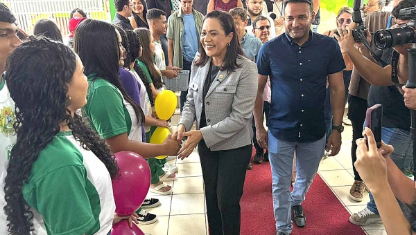 Aberson chama Mailza de “mãe da educação” ao publicar vídeo em que ela aparece dançando e tomando café em escola pública