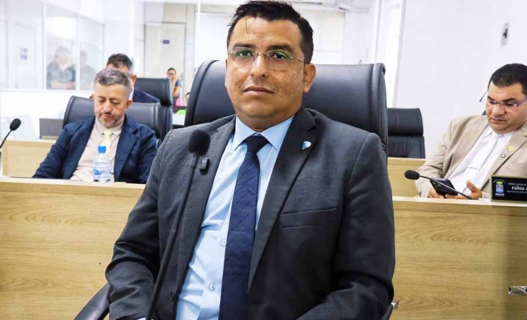 “Estou dentro da lei e, se o Ministério Público chamar, eu respondo”, diz Aiache sobre acúmulo de salários na Câmara e no Detran