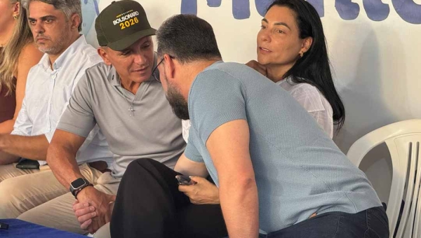 Nem com a prefeita Rosana Gomes sentada no meio atrapalhou as conversas de pé de ouvido entre Márcio Bittar e Alan Rick