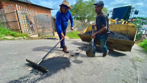 Operação tapa-buracos da Prefeitura de Cruzeiro do Sul segue nos bairros Telégrafo e João Alves