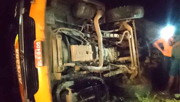 Ônibus com passageiros tomba na BR-364; má condição da rodovia pode ter sido o fator para o acidente