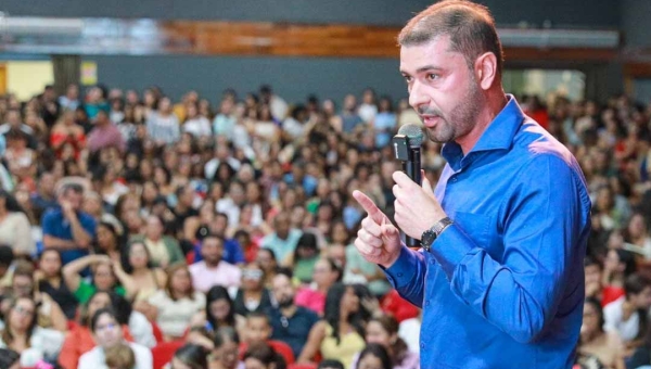 Ao lado de Gladson, Nicolau entrega títulos e empossa aprovados no concurso da educação especial no Acre