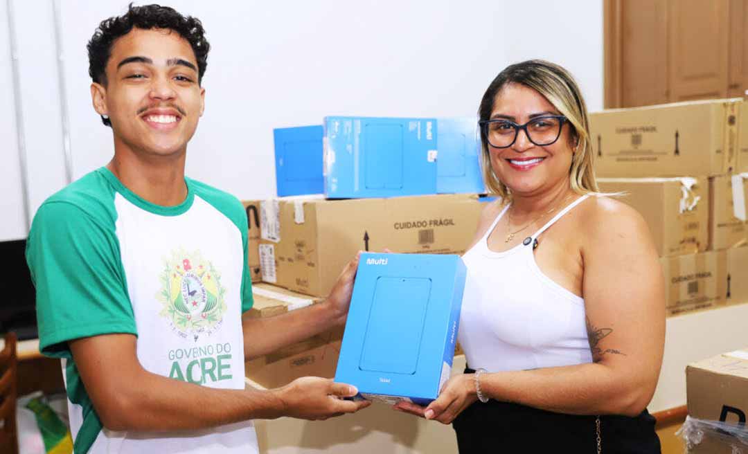 Educação do Acre inicia entrega de tablets para alunos das escolas de ensino integral