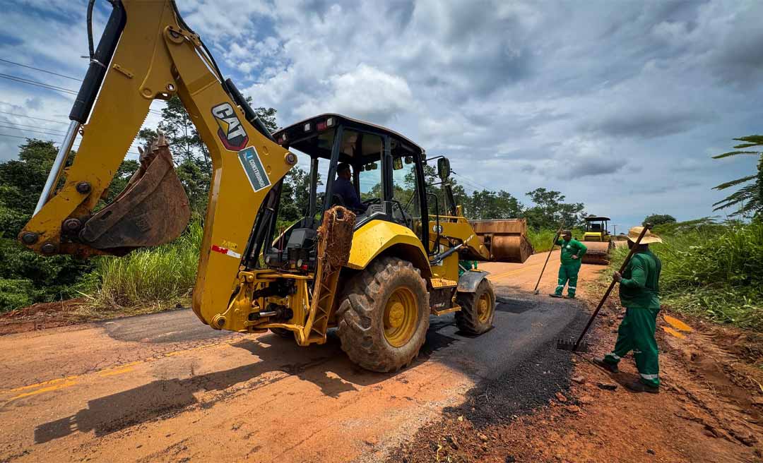 Equipe do Deracre executa manutenção na AC-475 e vistoria serviços entre Plácido de Castro e Acrelândia
