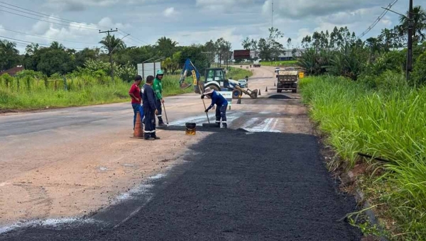Em Rio Branco, Deracre executa tapa-buraco no trecho do Top 15, na AC-40
