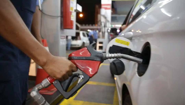 Governo federal pede ao Cade para investigar aumento dos combustíveis