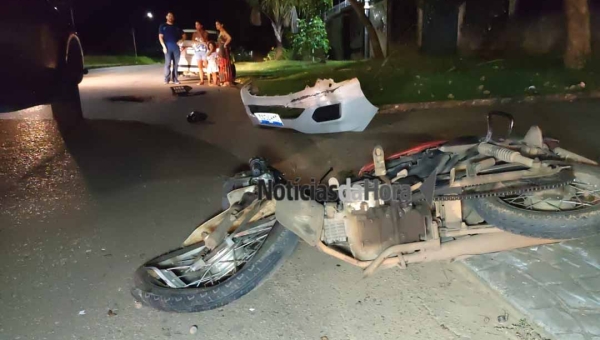 Colisão entre moto e dois carros deixa jovem com fratura exposta em Rio Branco