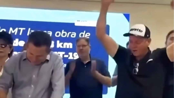 Microfone aberto expõe fala de deputado sobre empresa em licitação milionária: "Uma é minha"