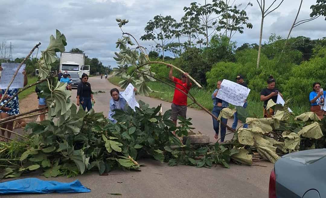 Pais de crianças com deficiência bloqueiam BR-364, próximo a Sena Madureira, e cobram inclusão de filhos em escolas da rede pública