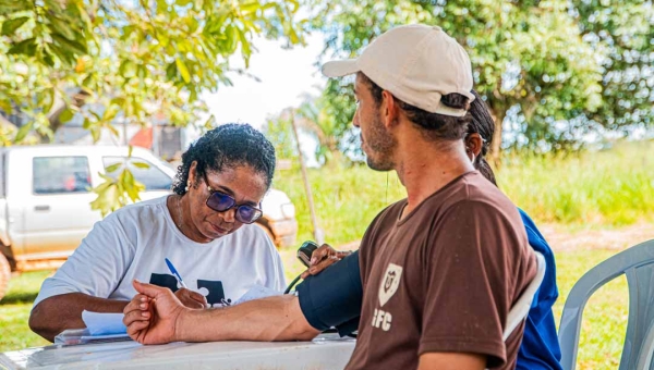 Prefeitura de Rio Branco leva saúde pelos rios e atende comunidades do Riozinho do Rola