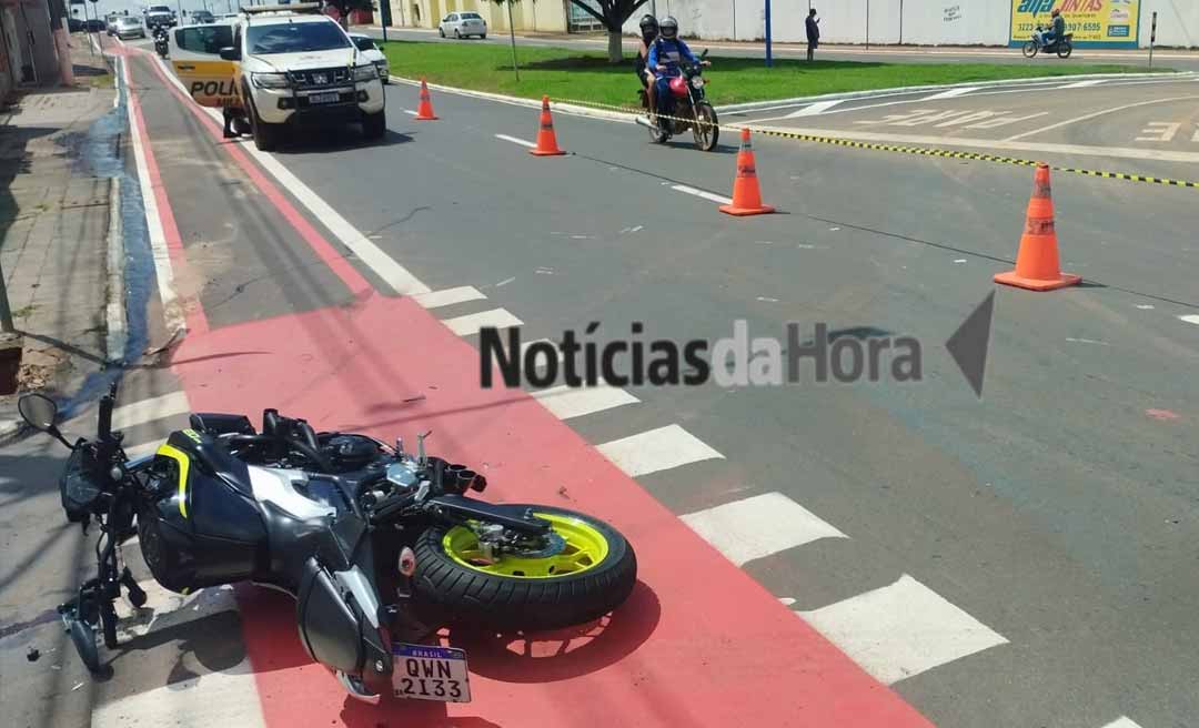 Jovem é arremessado após batida entre moto e carro na Avenida Ceará, em Rio Branco