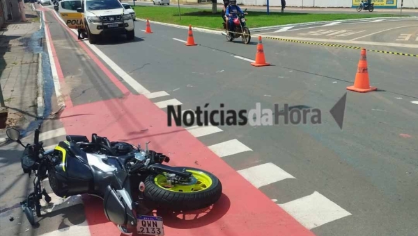 Jovem é arremessado após batida entre moto e carro na Avenida Ceará, em Rio Branco