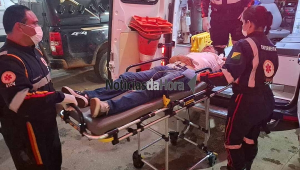 Morador reage a tentativa de assalto, entra em luta com criminoso e acaba baleado na Capital