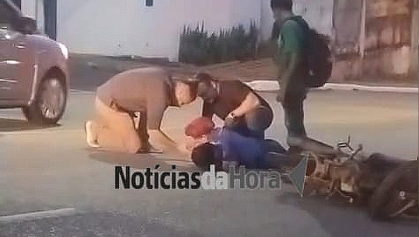 Motociclista perde controle após afundamento na pista e fica ferida em Rio Branco