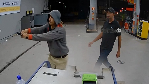 Funcionários de posto de combustíveis são rendidos e trancados durante assalto na região central da capital