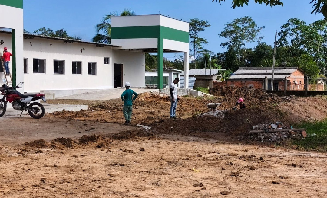 Deracre fortalece infraestrutura e avança com ações no hospital, vias urbanas e aeródromo em Feijó