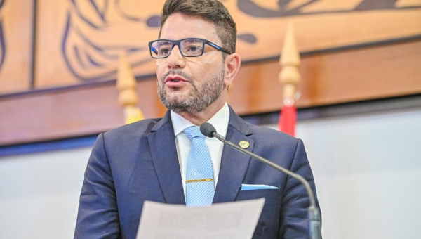 Gladson Camelí confirma renúncia para o dia 2 de abril ao protocolar mensagem na Aleac