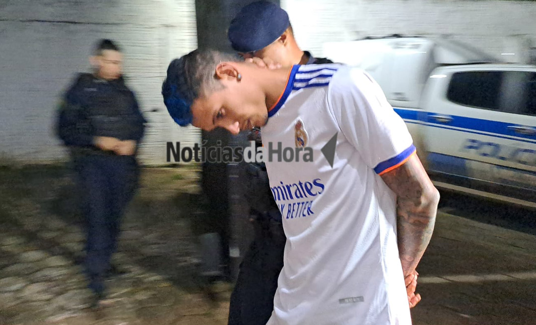 Suspeito é preso com arma, droga e moto roubada após denúncia de cárcere privado em Rio Branco