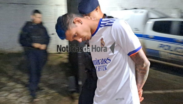 Suspeito é preso com arma, droga e moto roubada após denúncia de cárcere privado em Rio Branco