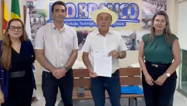 Rio Branco vai comprar 51 ônibus, sendo seis deles elétricos; contrato com a Caixa foi assinado hoje por Bocalom