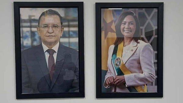 Mudança no poder: imagem de Gladson Cameli é retirada e substituída por Mailza Assis nas repartições públicas do Acre