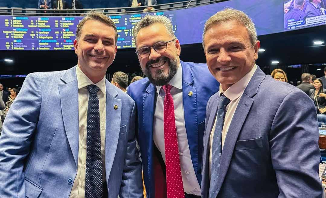 Insatisfeito com articulações do governo Mailza, Bittar posa em foto ao lado de Alan Rick e Flávio Bolsonaro