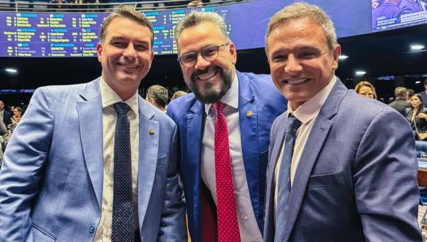 Insatisfeito com articulações do governo Mailza, Bittar posa em foto ao lado de Alan Rick e Flávio Bolsonaro