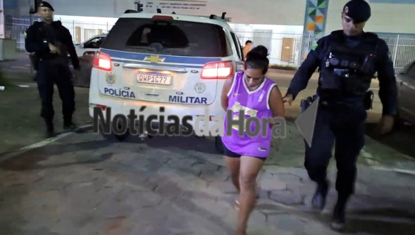 Mulher é presa pela Força Tática do 2ª BPM por tráfico de drogas após denúncia em área de difícil acesso na Vila Acre