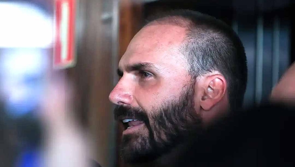 Alexandre de Moraes vota para condenar Eduardo Bolsonaro por difamação