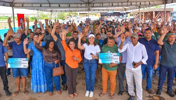 Governadora Mailza Assis prestigia entrega de veículos e equipamentos ao setor produtivo e associações comunitárias do Juruá