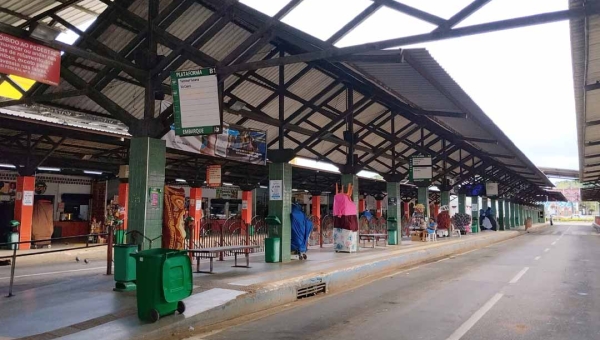 Colapso no transporte deixa Rio Branco sem ônibus após paralisação total dos motoristas da Ricco