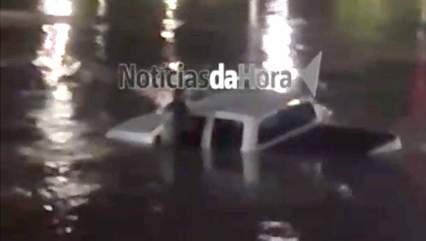 Caminhonete cai no Rio Acre após falha nos freios e mobiliza equipes de resgate em Rio Branco