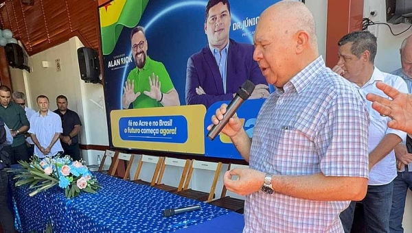 Pastor da governadora Mailza Assis ora em ato político de aliança pró-Alan Rick