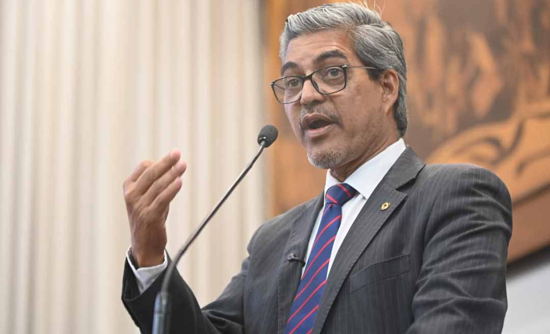 Edvaldo Magalhães mostra a situação de abandono das escolas do Rio Gregório, em Tarauacá