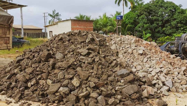 Deracre faz força-tarefa, encara BR federal e leva 2,5 mil toneladas de rachão à Terceira Entrada de Tarauacá