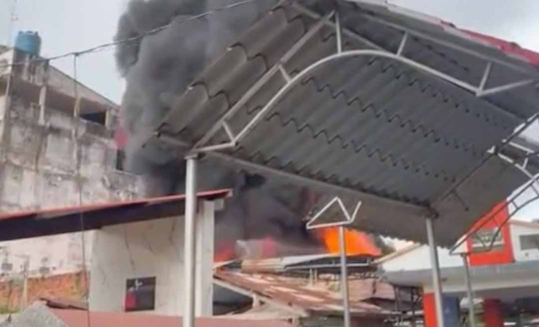 Incêndio de grandes proporções destrói loja de pneus em Cobija e mobiliza bombeiros do Acre na fronteira