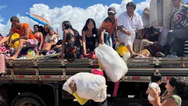 Prefeitura de Cruzeiro do Sul iniciou operação de retorno de famílias para casa após recuo do Rio Juruá