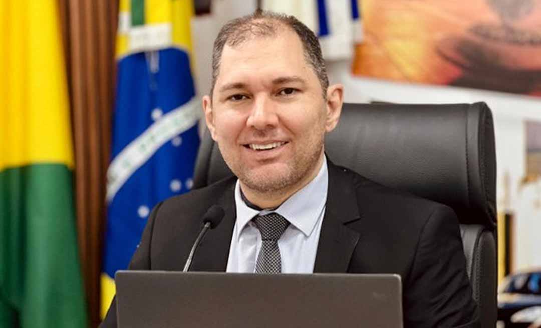 Joabe Lira sanciona lei que garante atendimento prioritário aos corretores de imóveis nas repartições públicas de Rio Branco