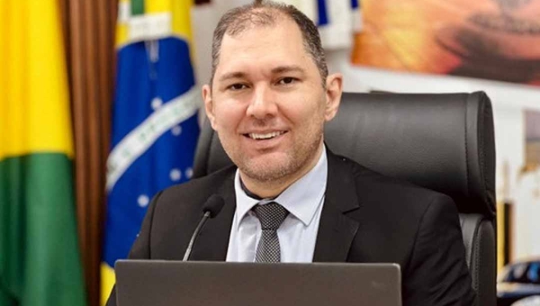 Joabe Lira sanciona lei que garante atendimento prioritário aos corretores de imóveis nas repartições públicas de Rio Branco