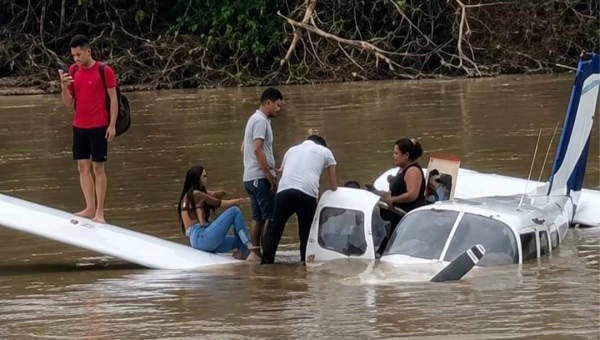 Avião cai  durante decolagem no Jordão, interior do Acre, e deixa feridos