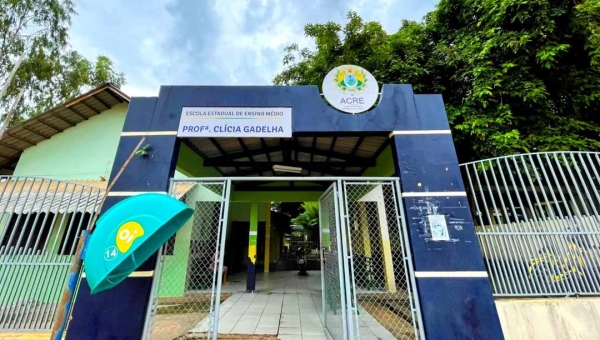 Gestora da Escola Clícia Gadelha nega relato de aluno com terçado e diz que medidas de segurança já foram adotadas