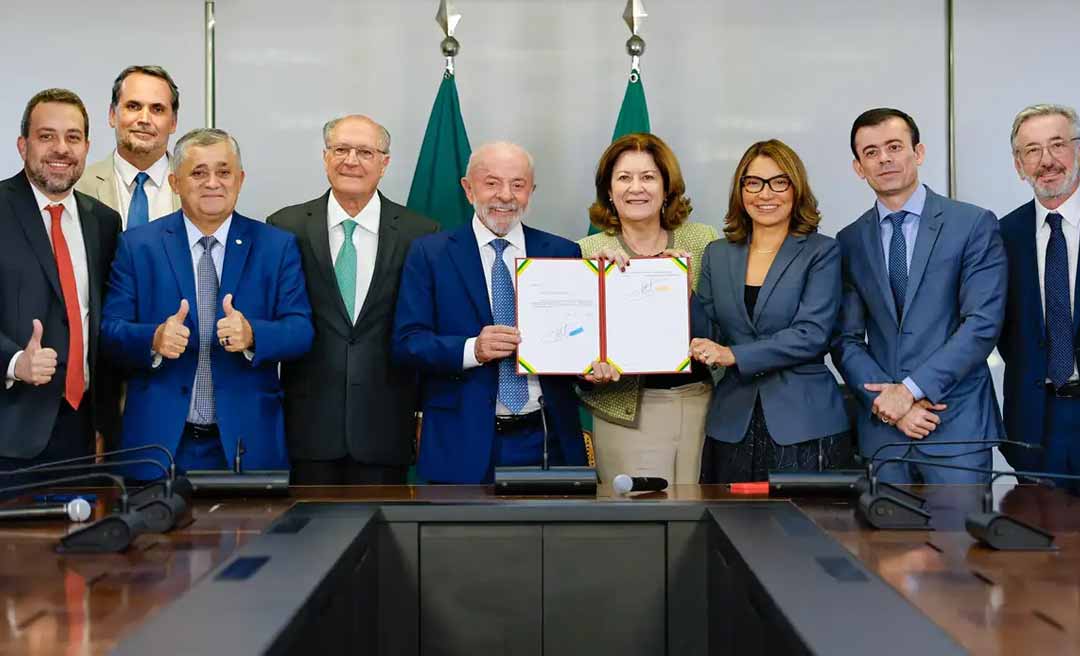 Presidente Lula assina Medida Provisória e zera "taxa das blusinhas"