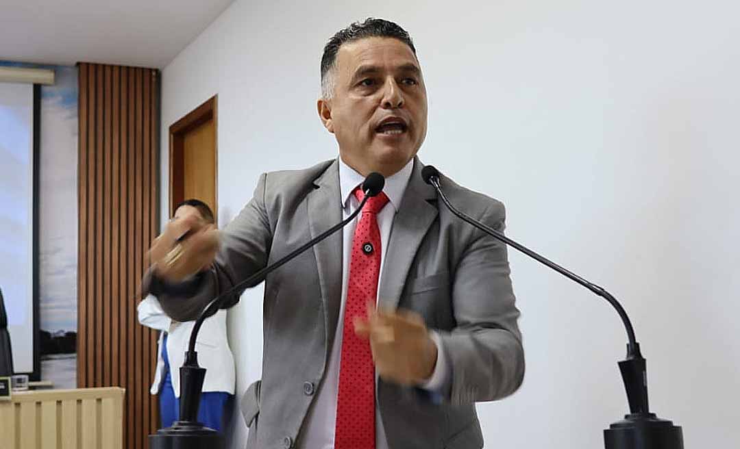 “Professores estão tirando dinheiro do bolso para dar aula”, diz vereador Eber Machado sobre Educação em Rio Branco