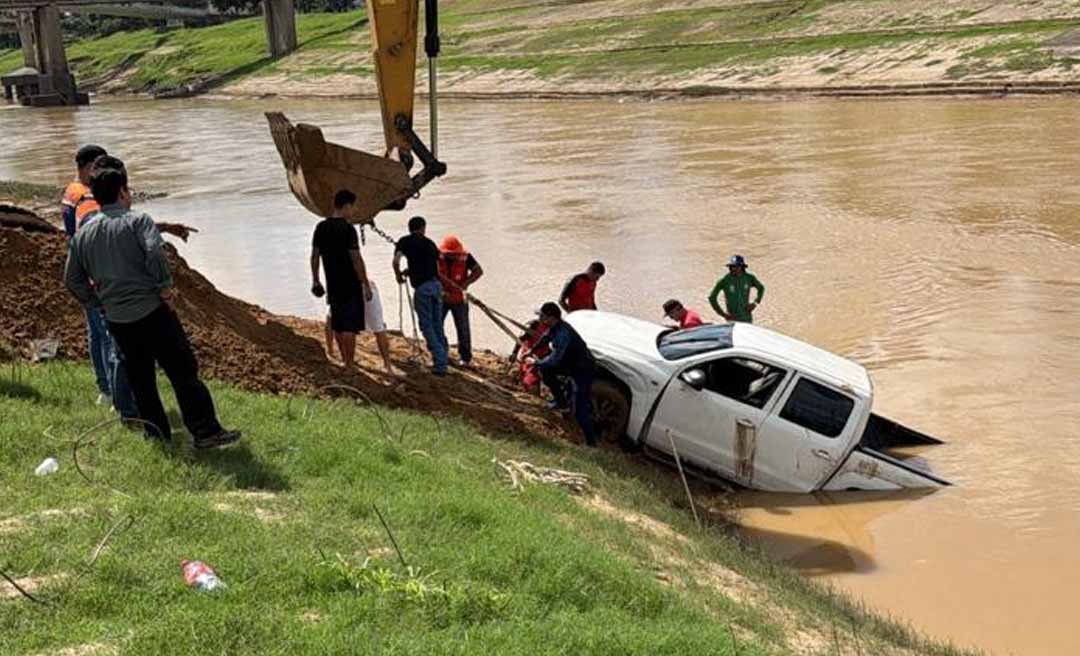 Defesa Civil e Corpo de Bombeiros retiram caminhonete das águas do Rio Acre na região da Base