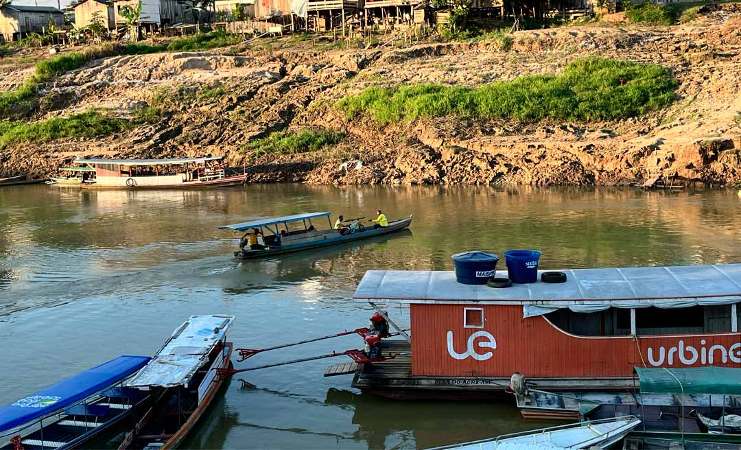 Apenas uma catraia faz travessia de moradores após queda da ponte em Sena Madureira; prefeitura avalia ampliar serviço